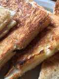 Sándwich tostado de jamón y queso