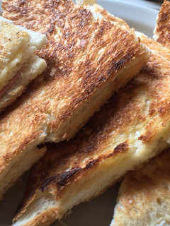 Una foto de Sándwich tostado de jamón y queso