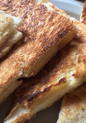 Una foto de Sándwich tostado de jamón y queso