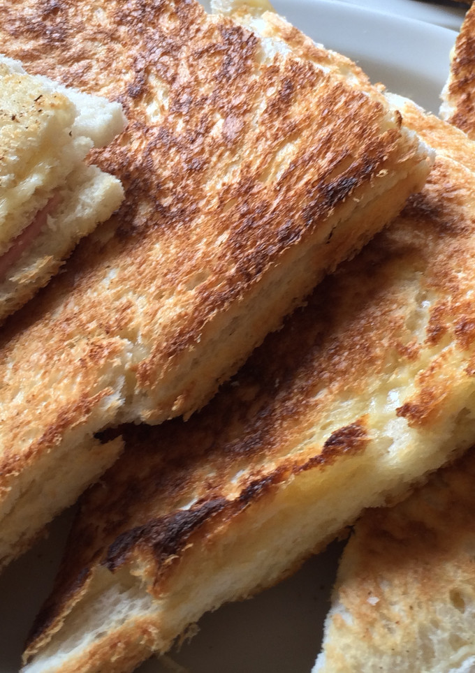 Una foto de Sándwich tostado de jamón y queso