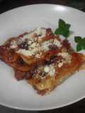 Canelones con carne de res en salsa roja