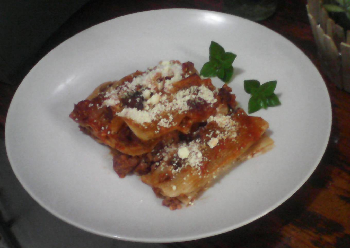 Canelones con carne de res en salsa roja