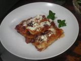Canelones con carne de res en salsa roja