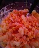 Ensalada de choclo, huevo duro y ananá