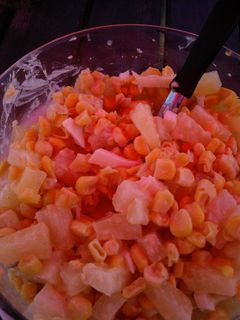 Una foto de Ensalada de choclo, huevo duro y ananá