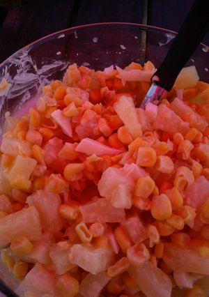 Una foto de Ensalada de choclo, huevo duro y ananá