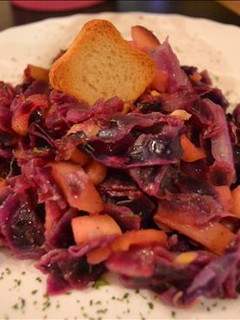 Una foto de Lombarda con manzana y tocino