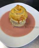 Manzanas hojaldradas con coulis de fresa