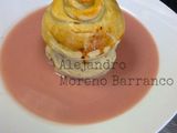 Manzanas hojaldradas con coulis de fresa