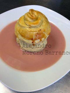 Una foto de Manzanas hojaldradas con coulis de fresa