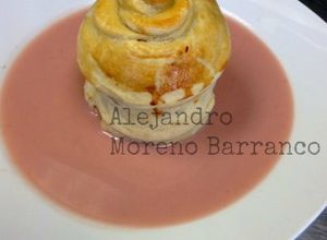 Una foto de Manzanas hojaldradas con coulis de fresa
