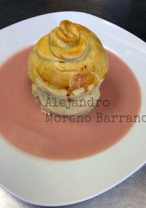 Una foto de Manzanas hojaldradas con coulis de fresa