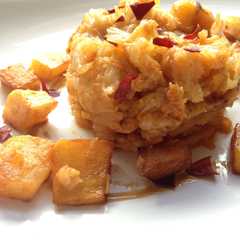 Una foto de Berza con patatas cuadradas y pimentón