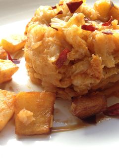 Una foto de Berza con patatas cuadradas y pimentón