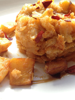 Una foto de Berza con patatas cuadradas y pimentón