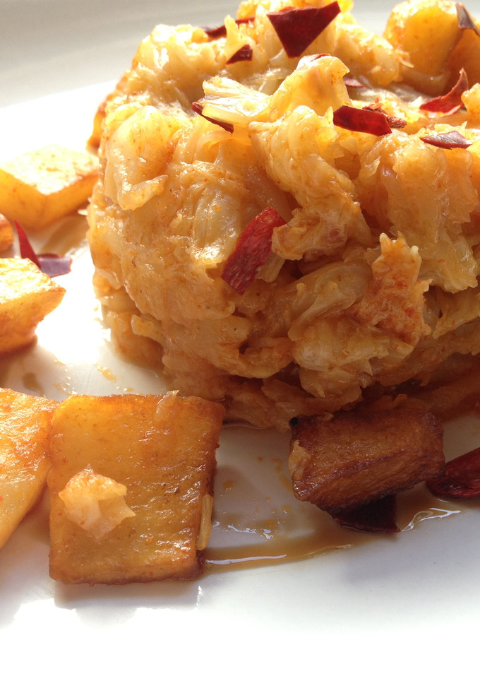 Una foto de Berza con patatas cuadradas y pimentón