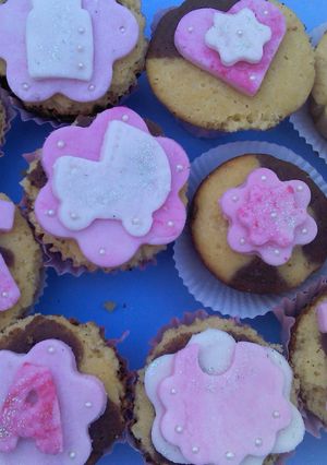 Una foto de Ponquesitos decorados con fondant