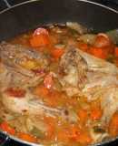 Pollo con verduras en salsa