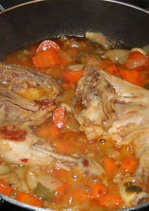 Una foto de Pollo con verduras en salsa