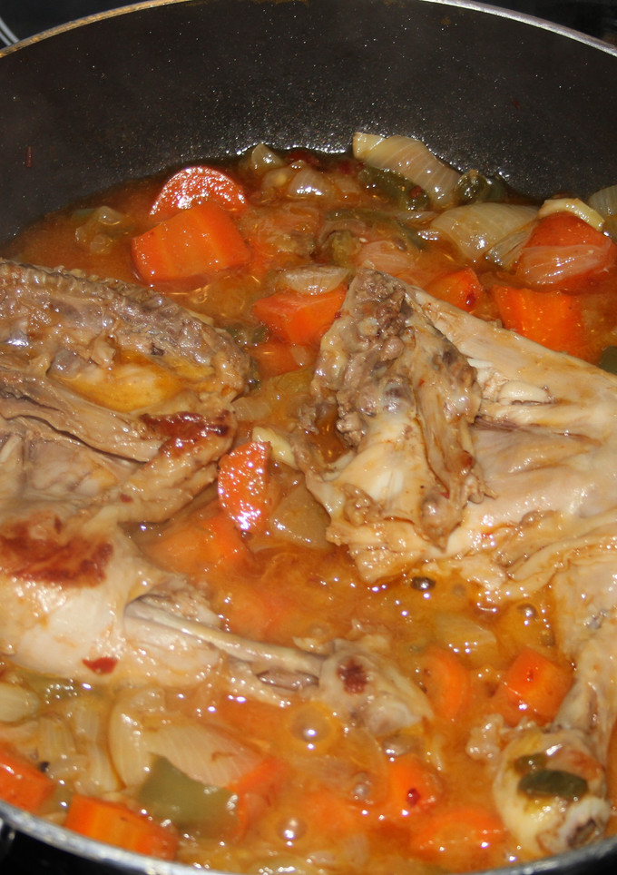 Una foto de Pollo con verduras en salsa
