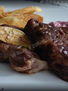 Una foto de Presa ibérica con salsa de piña al Oporto y chips de patata