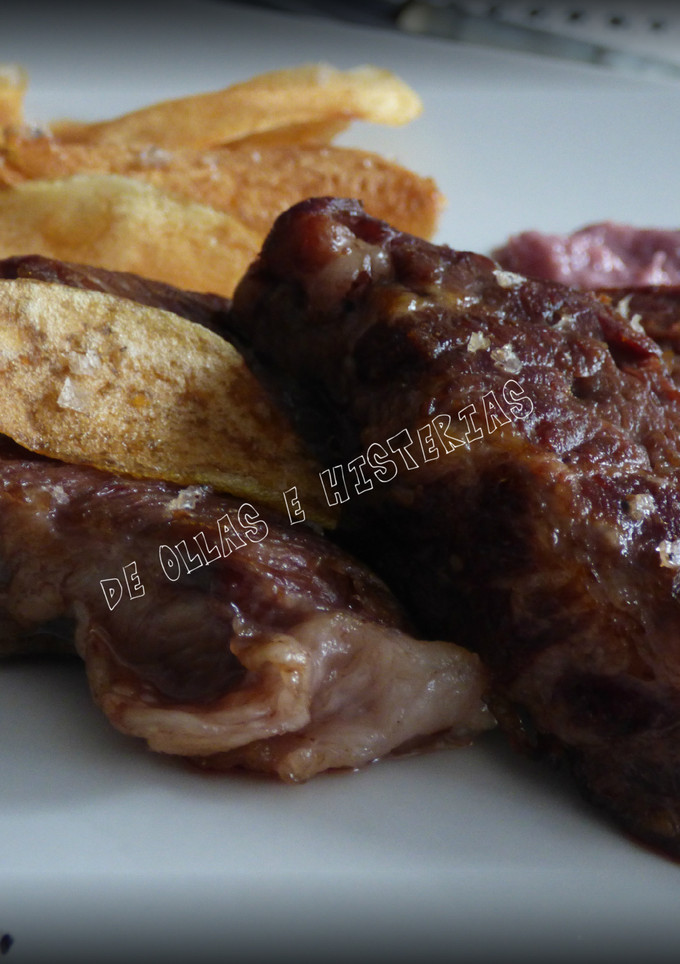 Una foto de Presa ibérica con salsa de piña al Oporto y chips de patata