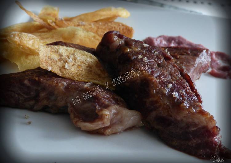 Presa ibérica con salsa de piña al Oporto y chips de patata