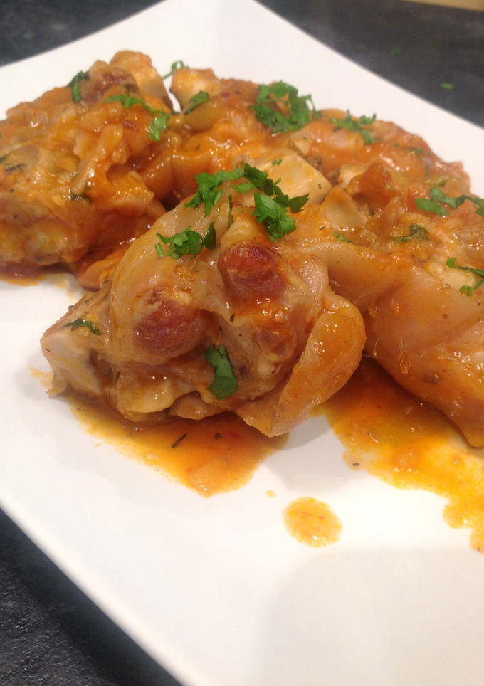 Una foto de Pies de cerdo con salsa