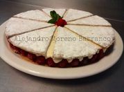 Una foto de tarta de requesón y fruta