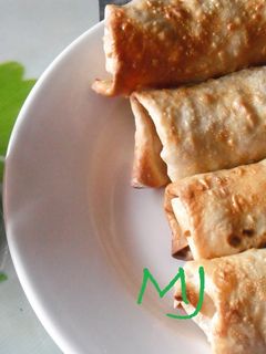 Una foto de Rollitos primavera y salsa agridulce