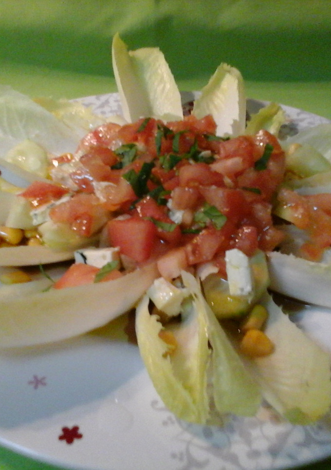 Una foto de Ensalada de endibias y queso feta 