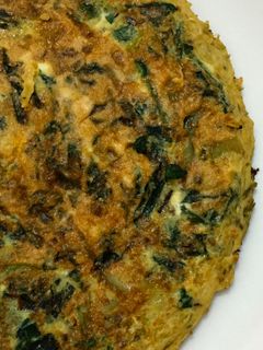Una foto de Tortilla de espinacas y calabacín con ajos tiernos