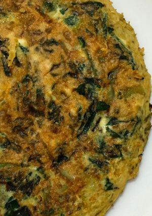 Una foto de Tortilla de espinacas y calabacín con ajos tiernos