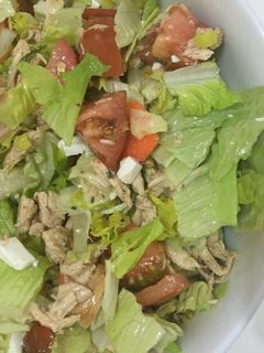 Una foto de Ensalada con pollo asado