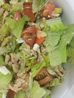 Una foto de Ensalada con pollo asado