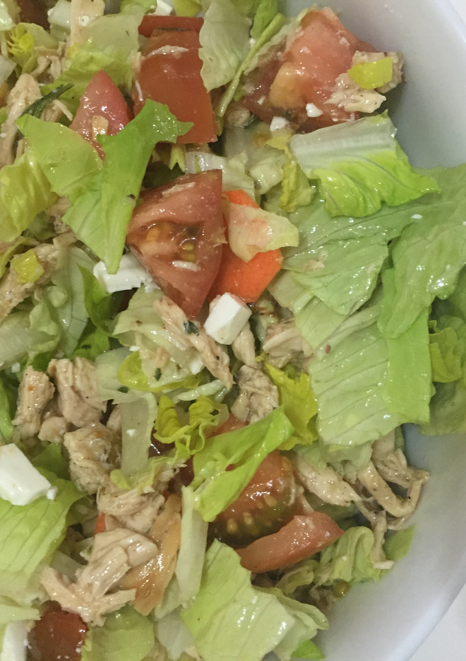 Una foto de Ensalada con pollo asado