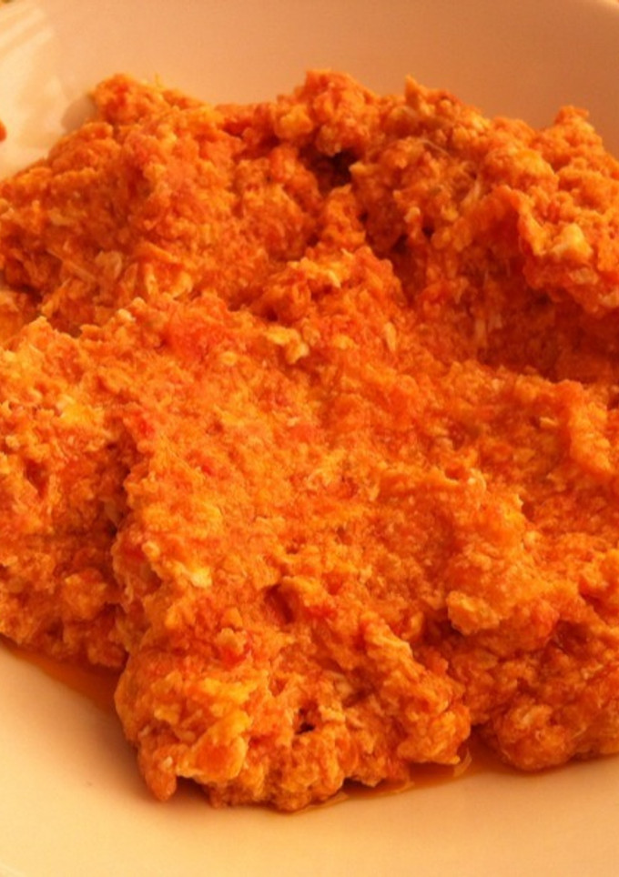 Una foto de Revuelto de huevo y tomate