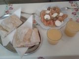 Bocadillo de jamón york y ensalada de queso fresco y tomate