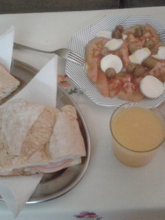 Una foto de Bocadillo de jamón york y ensalada de queso fresco y tomate