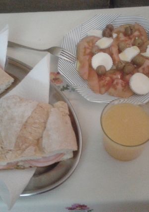 Una foto de Bocadillo de jamón york y ensalada de queso fresco y tomate