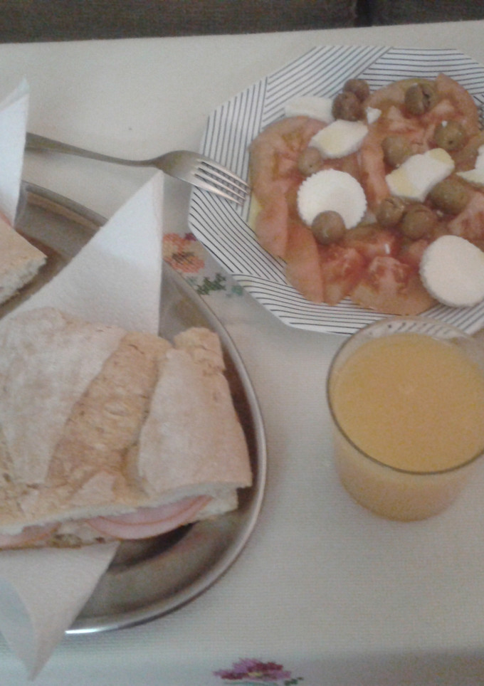 Una foto de Bocadillo de jamón york y ensalada de queso fresco y tomate
