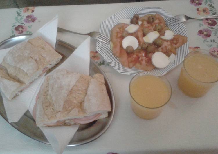 Bocadillo de jamón york y ensalada de queso fresco y tomate