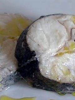 Una foto de Merluza hervida al vino blanco