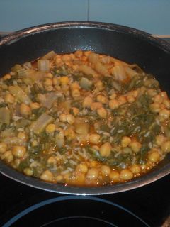 Una foto de Salteado de garbanzos, acelgas y arroz en wok