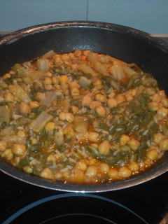 Una foto de Salteado de garbanzos, acelgas y arroz en wok