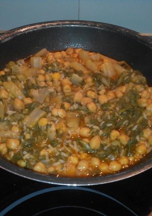 Una foto de Salteado de garbanzos, acelgas y arroz en wok