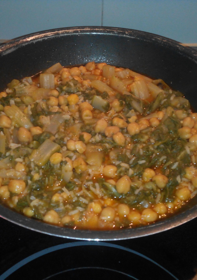 Una foto de Salteado de garbanzos, acelgas y arroz en wok
