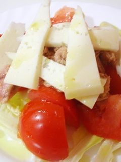 Una foto de Ensalada con queso manchego