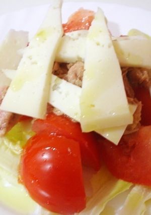 Una foto de Ensalada con queso manchego