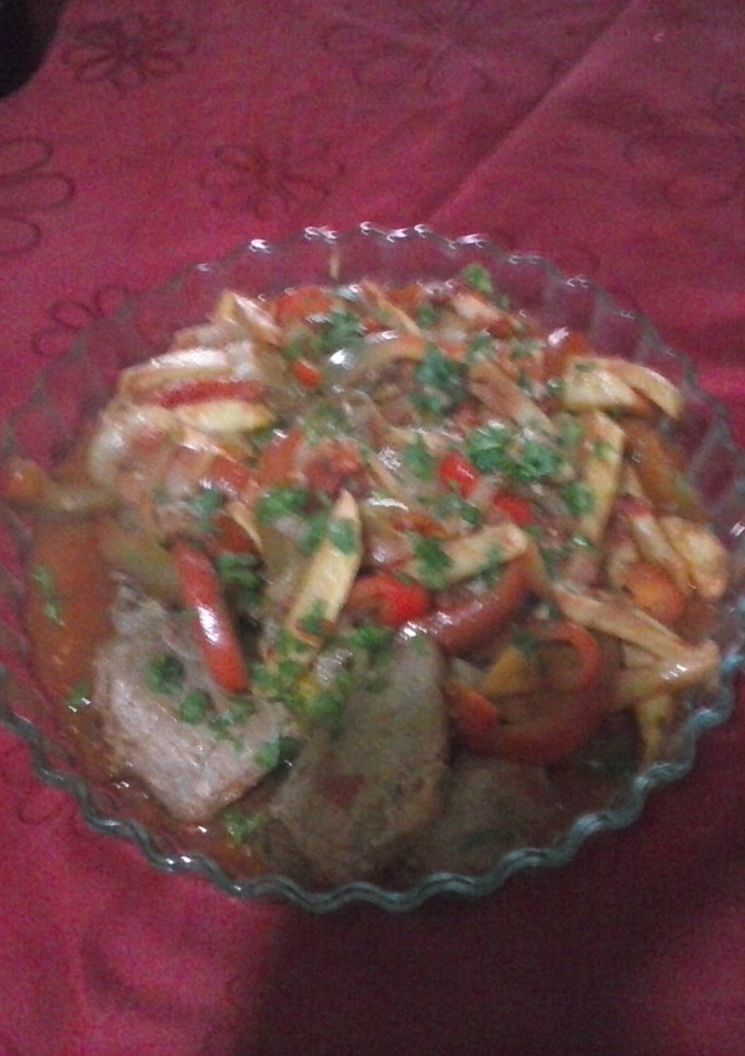 Una foto de Lomo saltado (comida típica peruana)